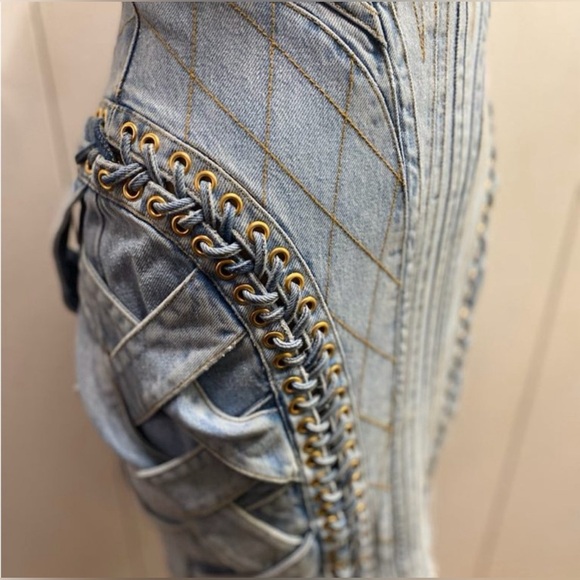 Balmain High-waist Lace-up Denim Skirt
Size 38 runway look - Picture 5 of 12